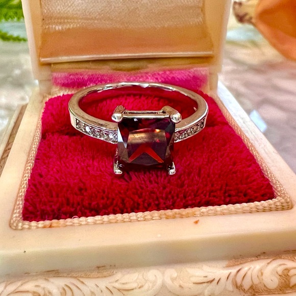 See Video! New Garnet Princess Cut Solitaire Ring with Diamond sides size 7.75 - Picture 10 of 16